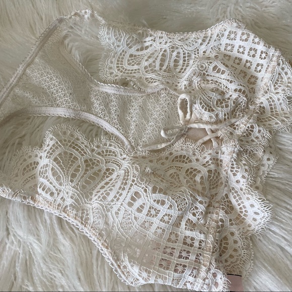 Victoria's Secret lined Lace Flower detail Wireless Dream Angels Bralette - Picture 6 of 9